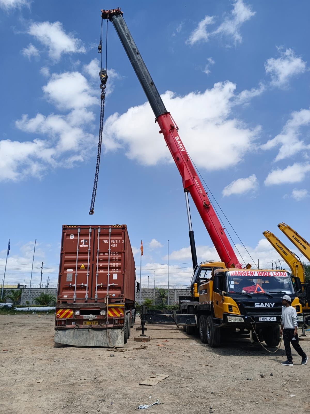 container handling in nairobi by nairobi heavy lifting