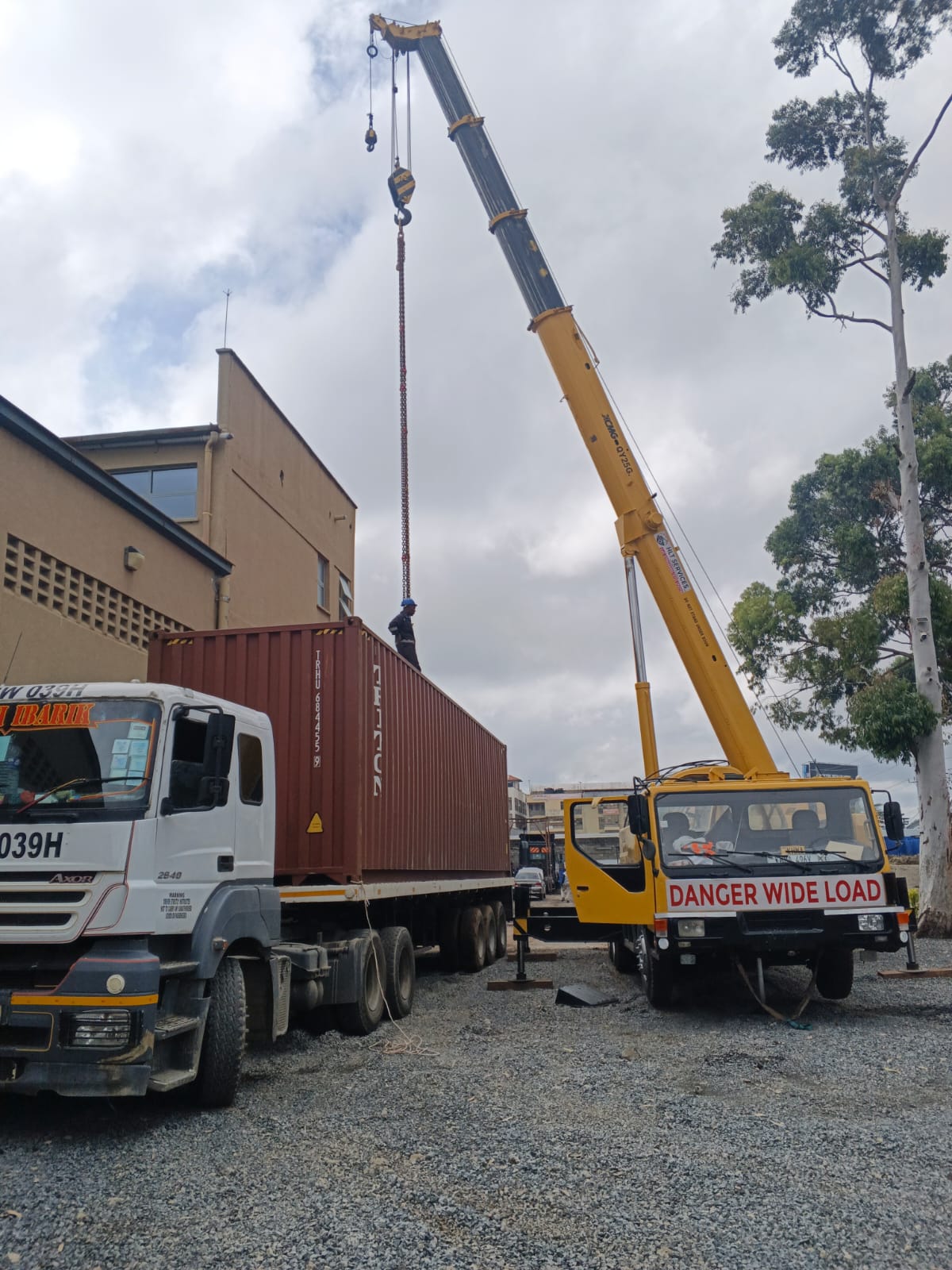 container offloading by nairobi heavy lifting