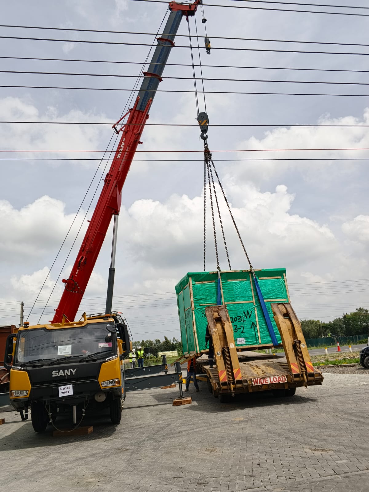 heavy load transport with cranes and low loaders