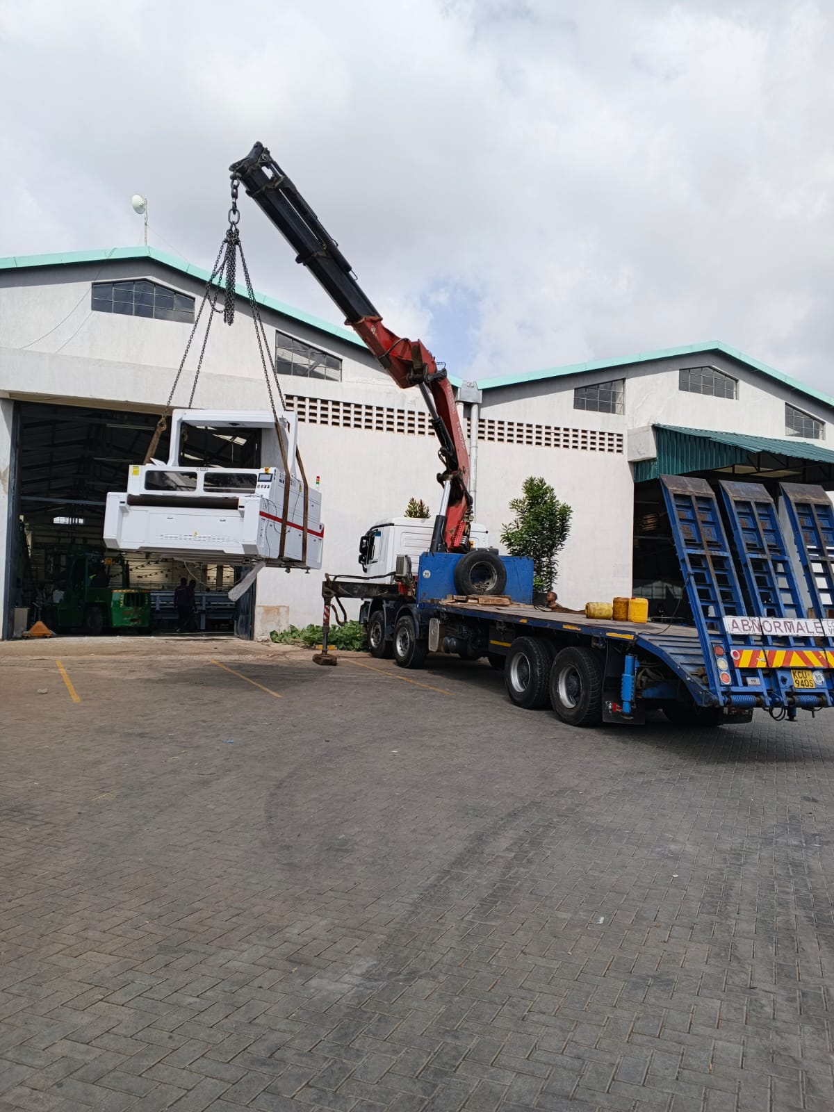 Self loader trucks for lifting and transporting equipment in across kenya